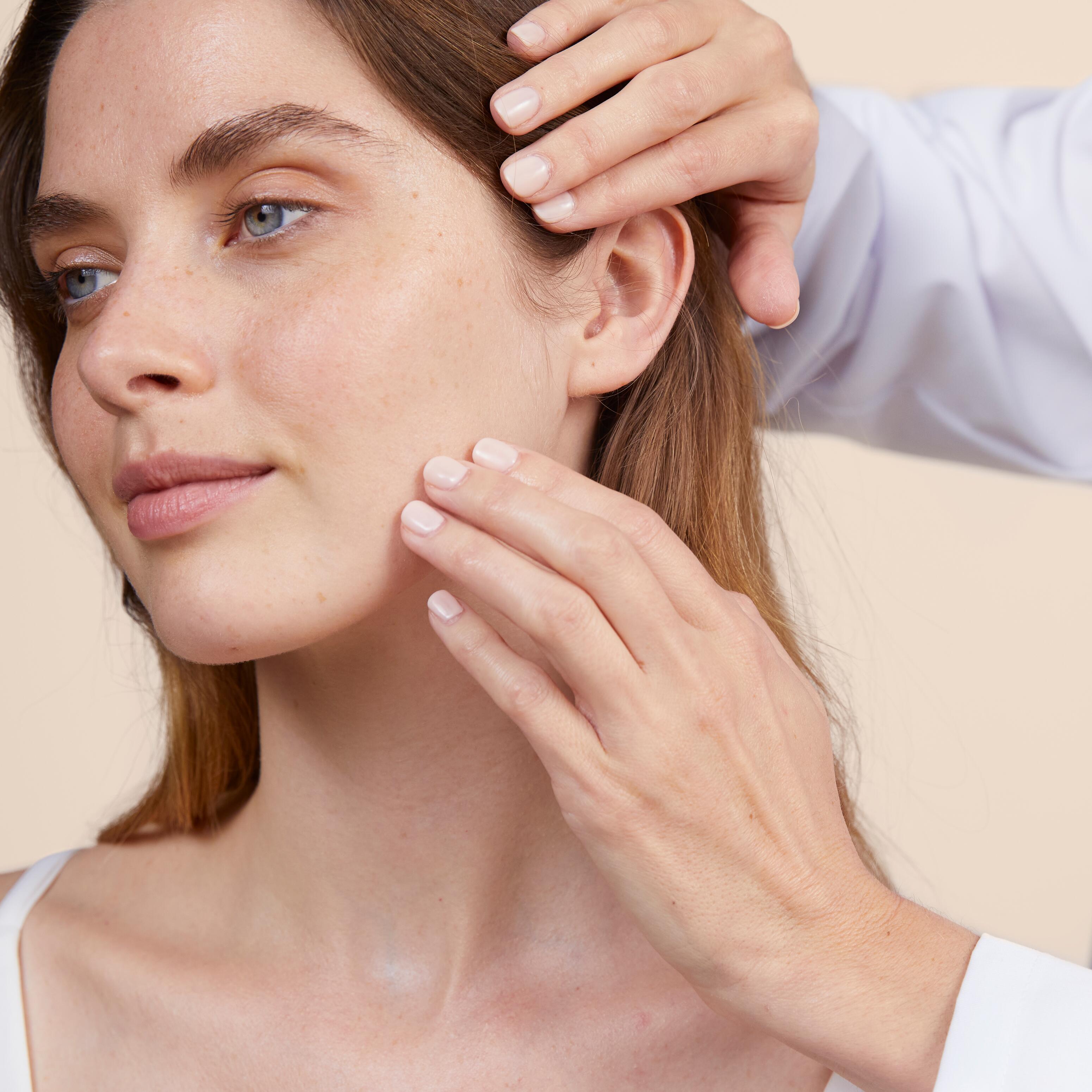 Modelo en una campaña de cuidado facial Avène Cleanance